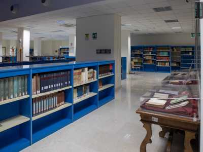 Qui, dove un tempo c�era l�area del mercato ittico sono ospitati 500mila libri tra opere letterarie, enciclopedie, dizionari, monografie, testi universitari, volumi storici e giuridici